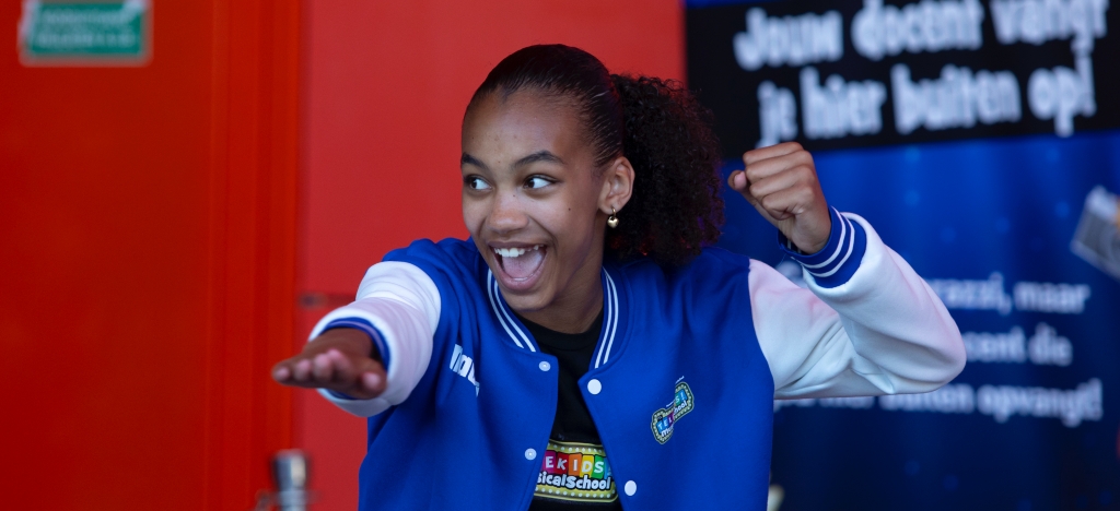 Toptalenten van selectie zang- en dansgroep Act One (9-13 jaar) van de Telekids Musicalschool in actie tijdens een performance.